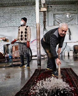 شستشوی سنتی قالی در قالیشویی میدان فاطمی