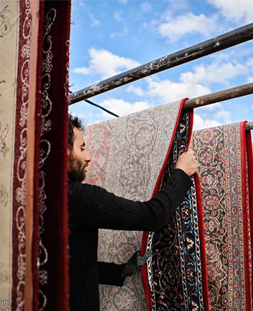 خشک کردن قالی در قالیشویی میدان فاطمی
